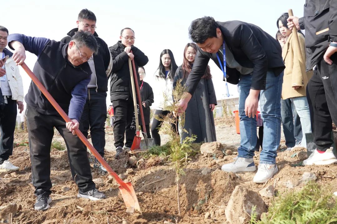 山东天时张志远服务队全民植树活动